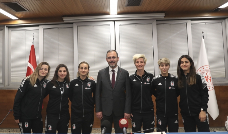Bakan Kasapoğlu, Beşiktaş Vodafone Kadın Futbol Takımı’nı kabul etti