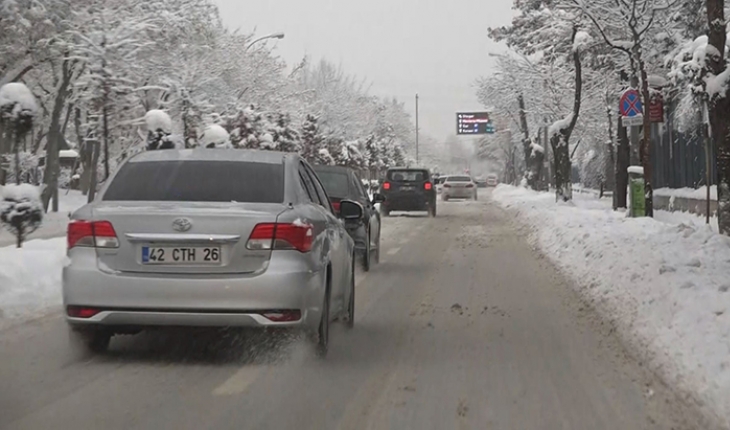 Konya'da kar yağışı ulaşımı olumsuz etkiliyor