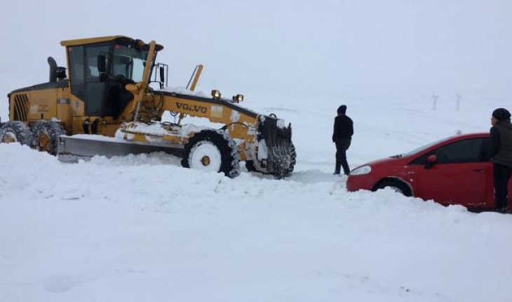 Kar nedeniyle mahsur kalan 20 kişi kurtarıldı