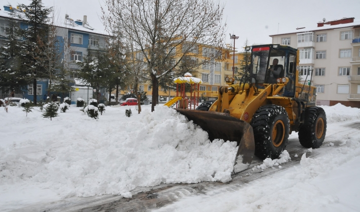 Akşehir’de kar temizleme çalışmaları sürüyor