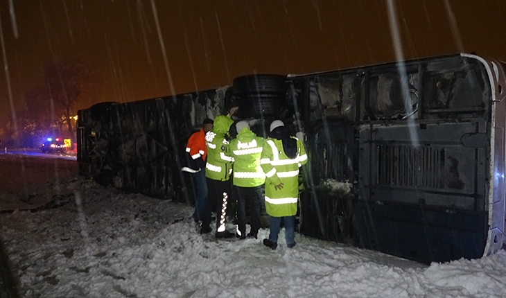 Rize’den Konya’ya gelen yolcu otobüsü devrildi: 23 kişi yaralandı
