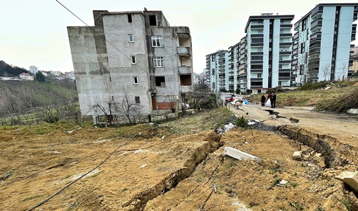 Samsun'da toprak kayması nedeniyle bir bina boşaltıldı