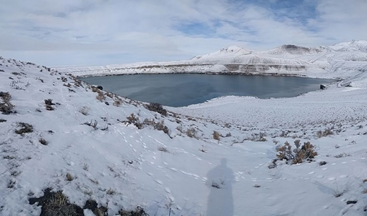 Acıgöl krater gölünden kar manzaraları
