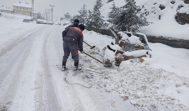 Ekipler zor şartlarda temizlik çalışmalarına devam ediyor