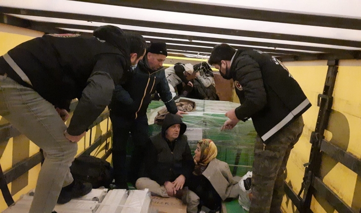 Sarp Sınır Kapısında tırın dorsesinde yurt dışına kaçmaya çalışan 5 kişi yakalandı