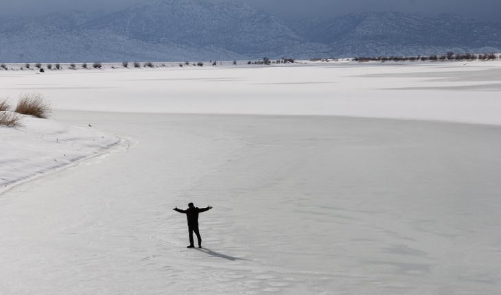 Karın erimesiyle Suğla Gölü'nde su seviyesi yükseldi