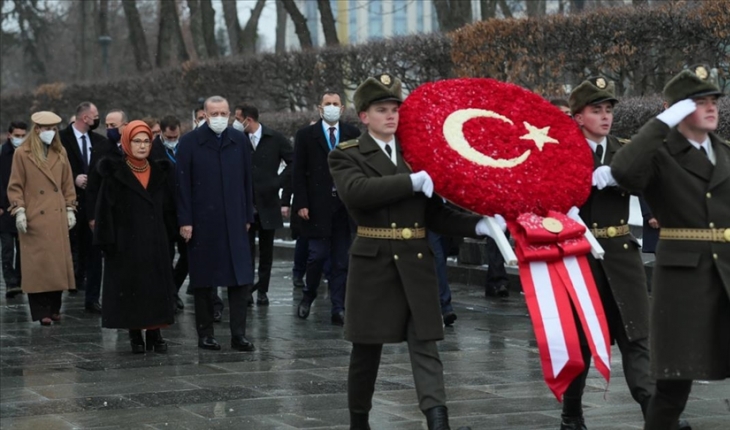 Cumhurbaşkanı Erdoğan Kiev'deki Meçhul Asker Anıtı'nı ziyaret etti