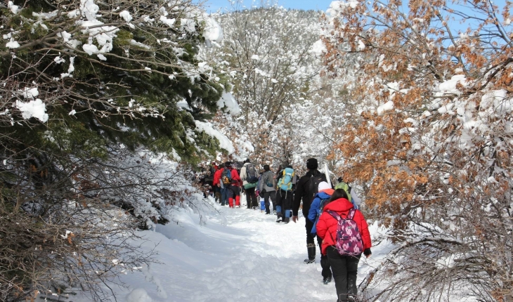 Doğa tutkunlarından dağlık alanda kar yürüyüşü