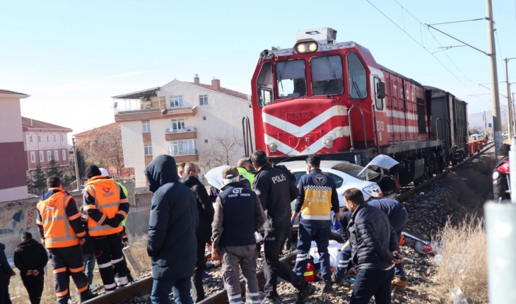Ankara'da yük treni otomobile çarptı