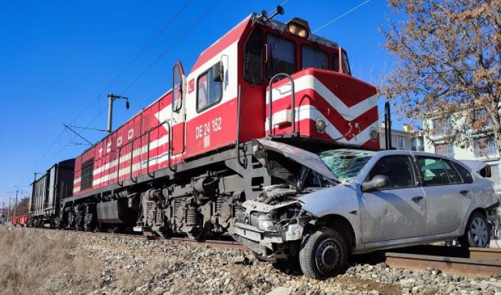 Yük treni otomobile çarptı: Ölü sayısı 2’ye yükseldi