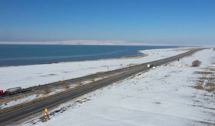 Kuraklıktan küçülen Tuz Gölü’ne kar umut oldu