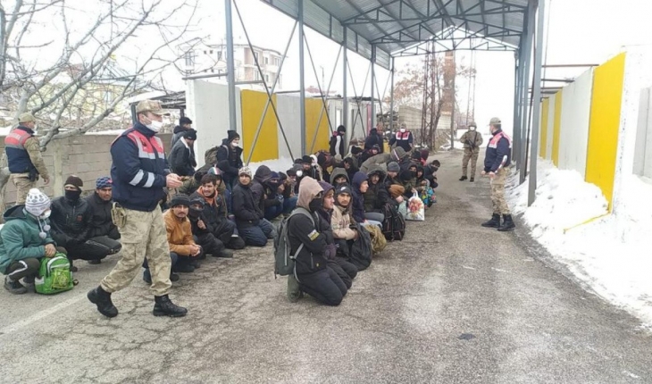 Kamyon kasasından 130 kaçak göçmen çıktı