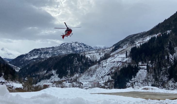 Kar nedeniyle mahsur kalan hasta için hava ambulansı köye indi