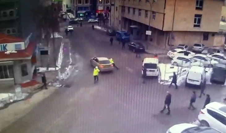 Taksicinin aracını bağlamak isteyen polisi sürüklediği anlar kamerada