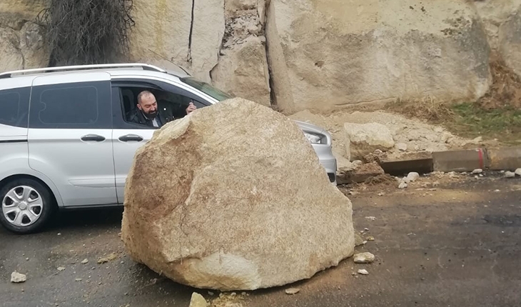 Kopan kaya parçası yola yuvarlandı