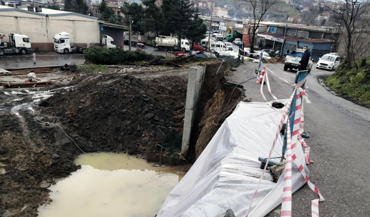 Zonguldak’ta aşırı yağış nedeniyle yolda çökme oluştu