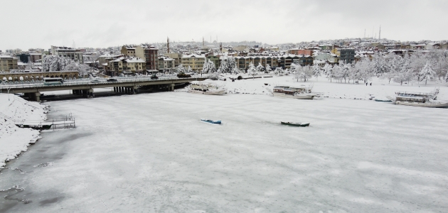 Beyşehir Gölü kar yağışıyla yeniden beyaza büründü