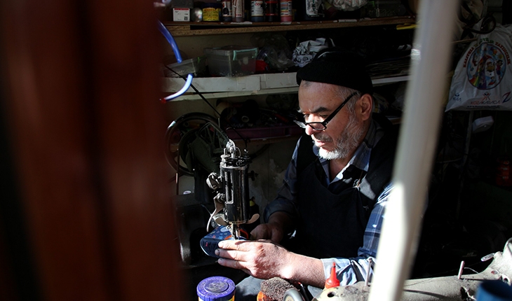 Mehmet usta, 8 metrekarelik dükkanda ayakkabılara "hayat" veriyor