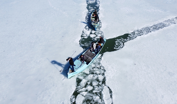 Buzlar çözülmeye başlayınca balıkçıların mesaisi başladı