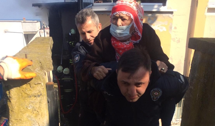 Yaşlı kadını alevler arasından sırtında taşıyarak kurtaran polislere ödül