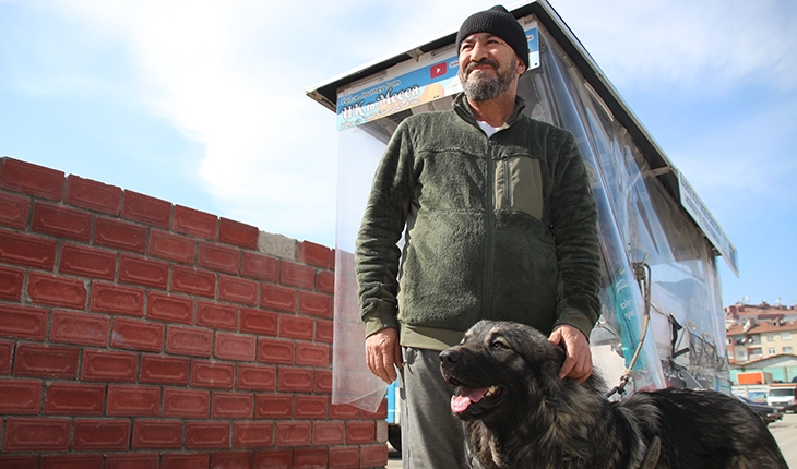 Gördüğü rüyanın izinden üç tekerlekli aracıyla Mekke'ye gidiyor