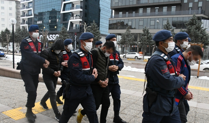 Öğrencileri zehirleyen uyuşturucular klozetten çıktı