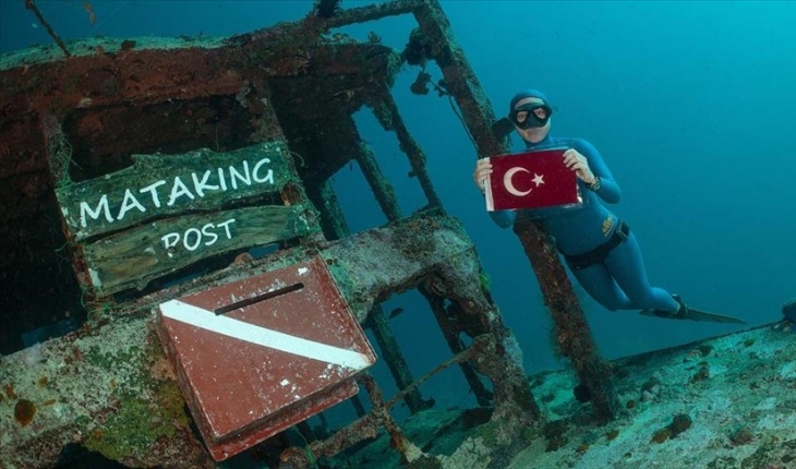 Şahika Ercümen Erdoğan'a denizin altından kartpostal gönderdi