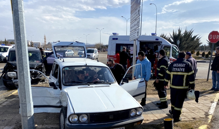 Aksaray’da hafif ticari araçla otomobil çarpıştı: 2 yaralı