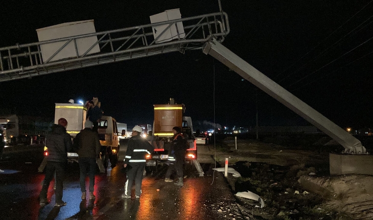 Konya’da PTS direğine çarpan kamyon zincirleme kazaya yol açtı!