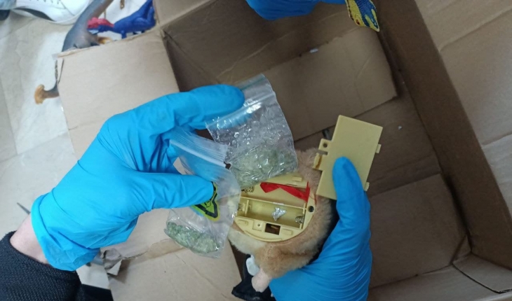 Hollanda’dan Aksaray’daki sevgilisine oyuncak ayı içerisinde esrar gönderdi