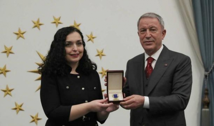 Bakan Akar’a Kosova Cumhurbaşkanlığı Askeri Madalyası verildi
