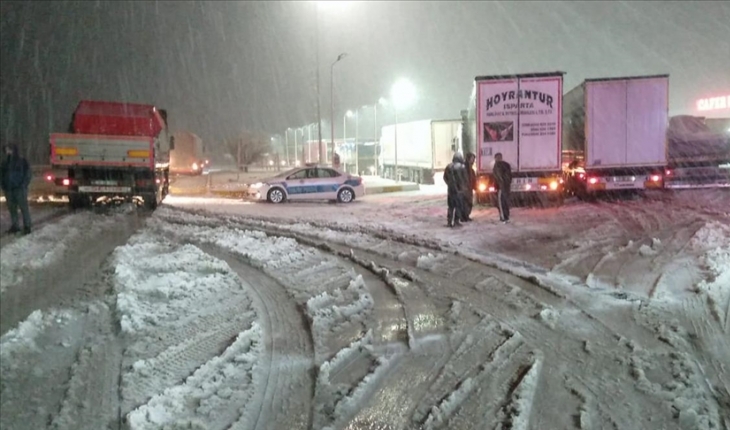 Kar ve tipi ulaşımda aksamalara neden oluyor