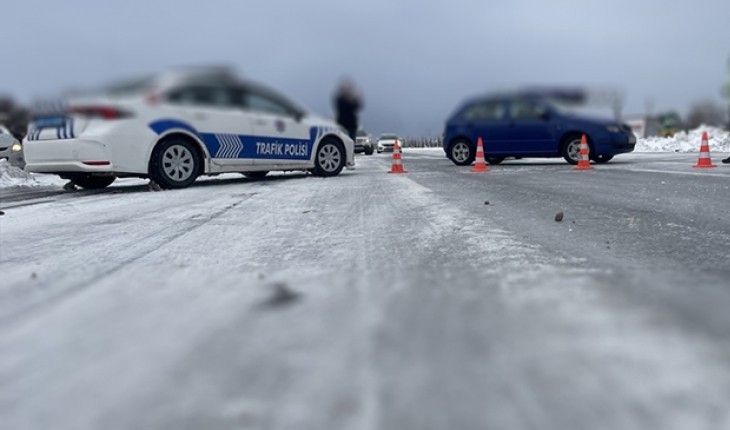 Konya’da kar yağışı ve buzlanma kazaları beraberinde getirdi: 2 polis yaralandı