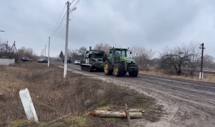Ukraynalı çiftçi traktörle Rus Hava Savunma Sistemini çalıp götürdü