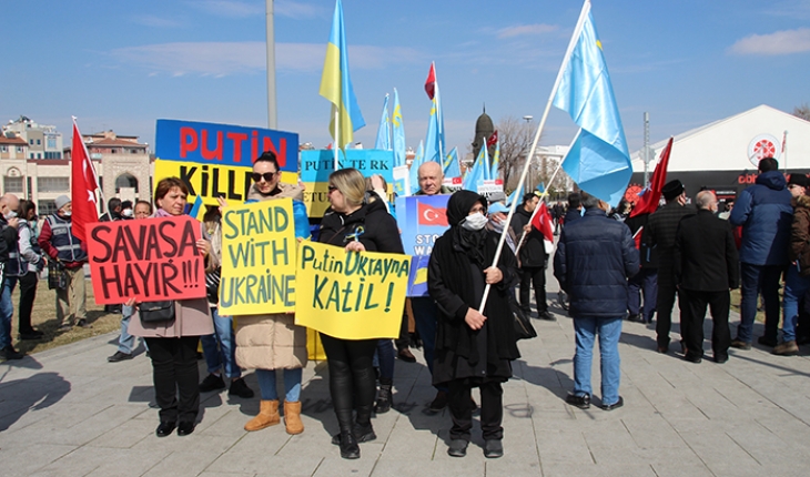Konya'da yaşayan Ukraynalılar Rusya'nın saldırısını protesto etti