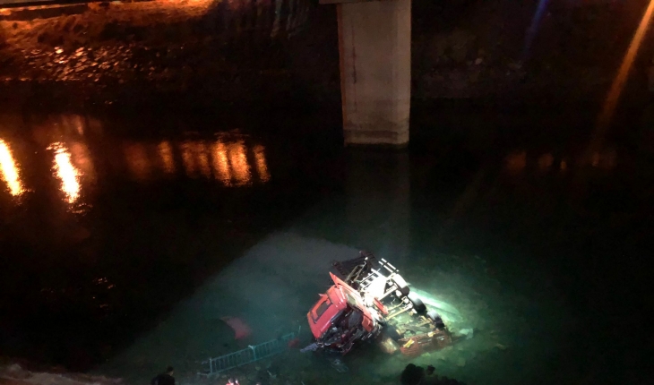 Nehre düşen tırın sürücüsü hayatını kaybetti