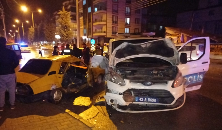 Konya’da polis aracı ile otomobilin çarpışması sonucu 4 kişi yaralandı