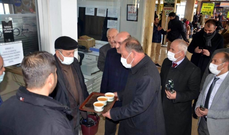 Başkan Oprukçu yolda kalan vatandaşlara çorba ikram etti