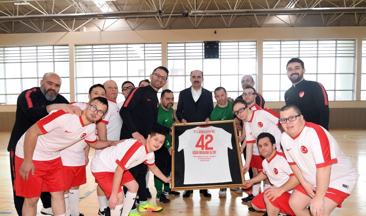 Başkan Altay Down Sendromlular Futsal Milli Takımı kampını ziyaret etti
