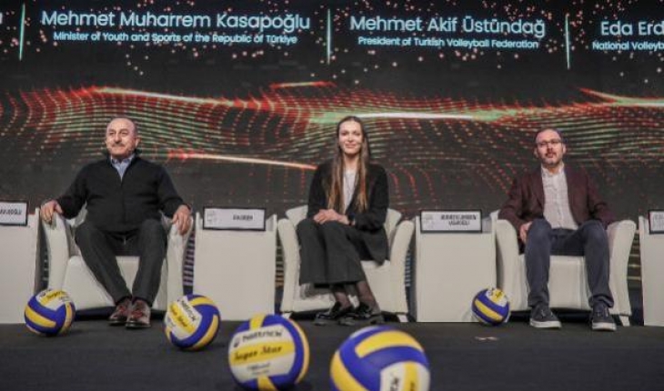 Çavuşoğlu ve Kasapoğlu, gençlik paneli öncesi voleybol oynadı