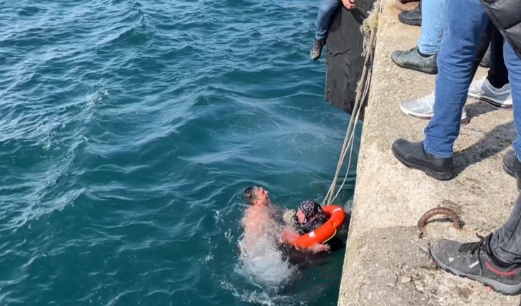 İskelede yürüyen kadın dengesini kaybedip denize düştü