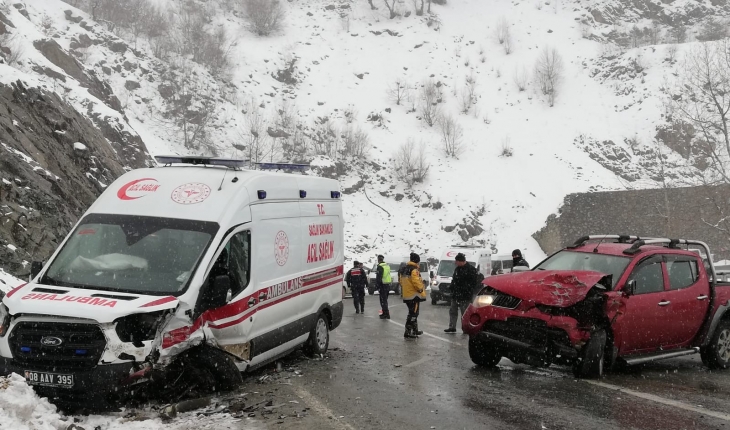 Hasta taşıyan ambulans kaza yaptı: 2 yaralı