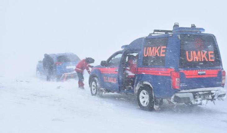 Kars-Iğdır kara yolunda tipi: Mahsur kalan 18 kişi kurtarıldı