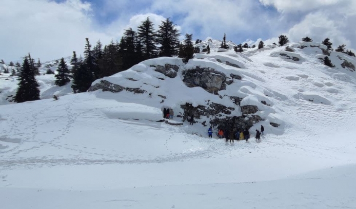 Bin 700 rakımlı mağara yaz için karla dolduruldu