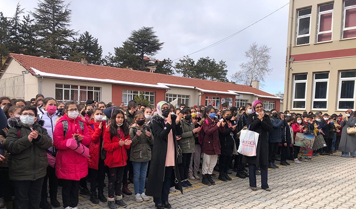 TÜGVA Akşehir İlçe Temsilciliği başarılı öğrencilerin hediyelerini verdi
