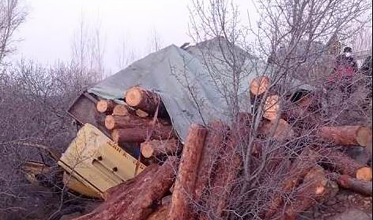 Konya’da kamyon şarampole devrildi: 1 ölü, 1 yaralı