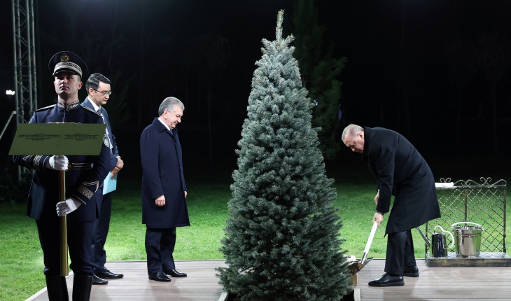 Cumhurbaşkanı Erdoğan Özbekistan'da dostluk ağacı dikti