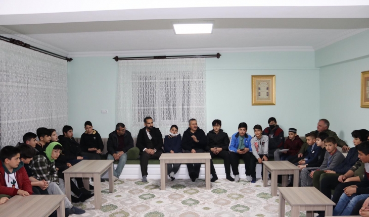 Başkan Tutal, gençlerle masa tenisi oynadı