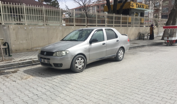 Yolun karşısına geçmek isteyenlere otomobil çarptı