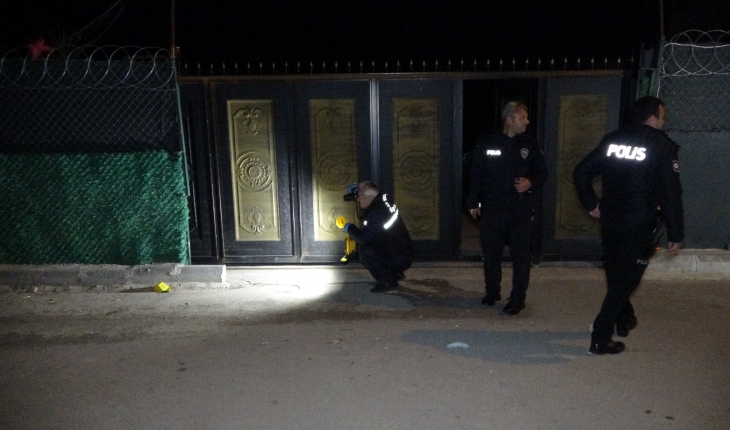 Kendisini polis olarak tanıtan restoran bekçisi 2 kişiyi silahla yaraladı